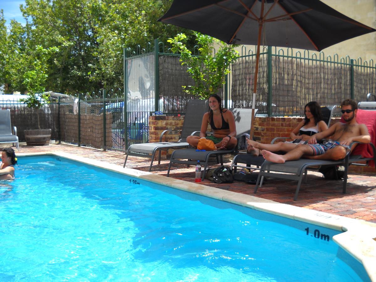 Sundancer Backpackers Hostel *