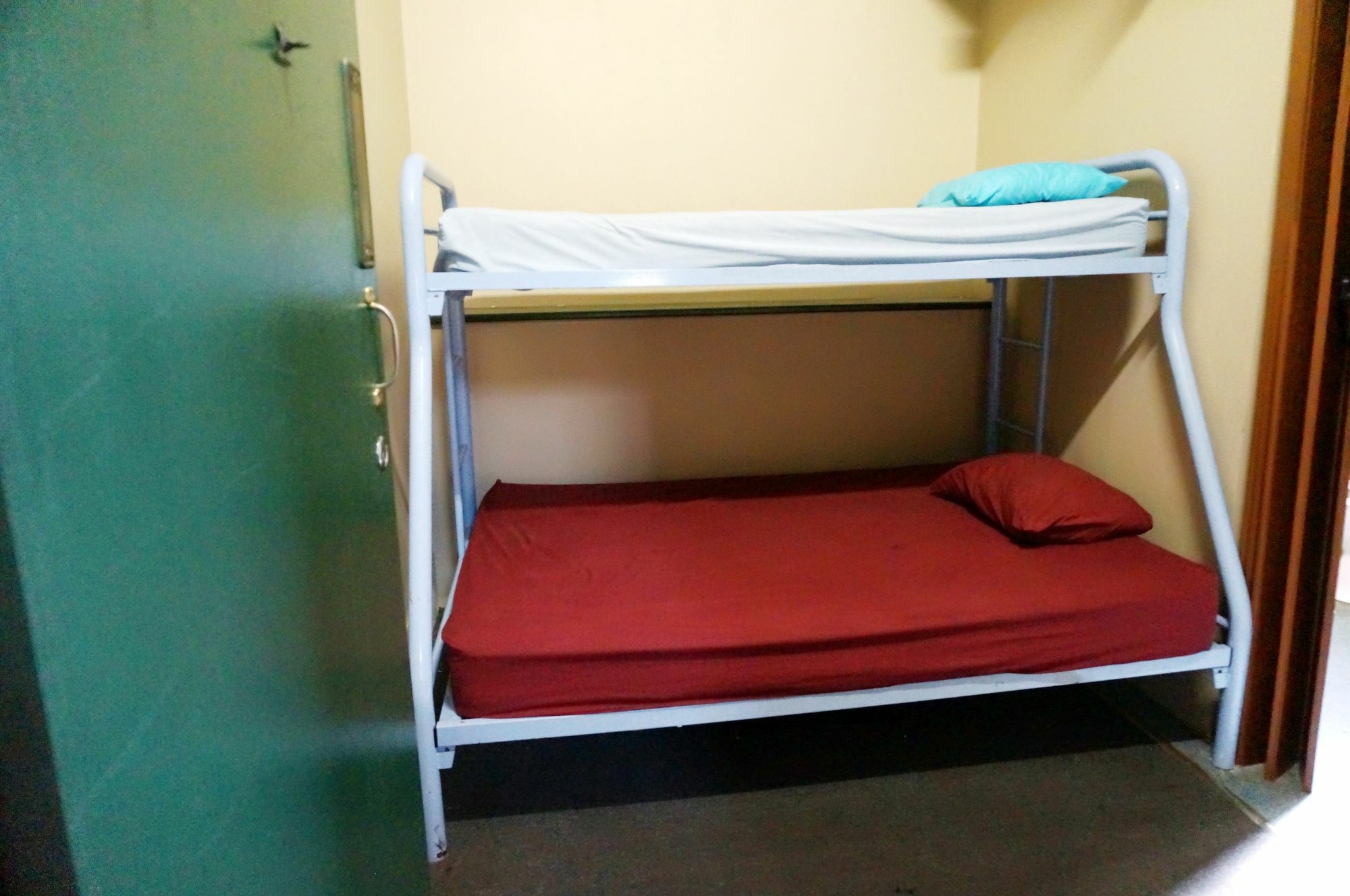 Sundancer Backpackers Hostel *
